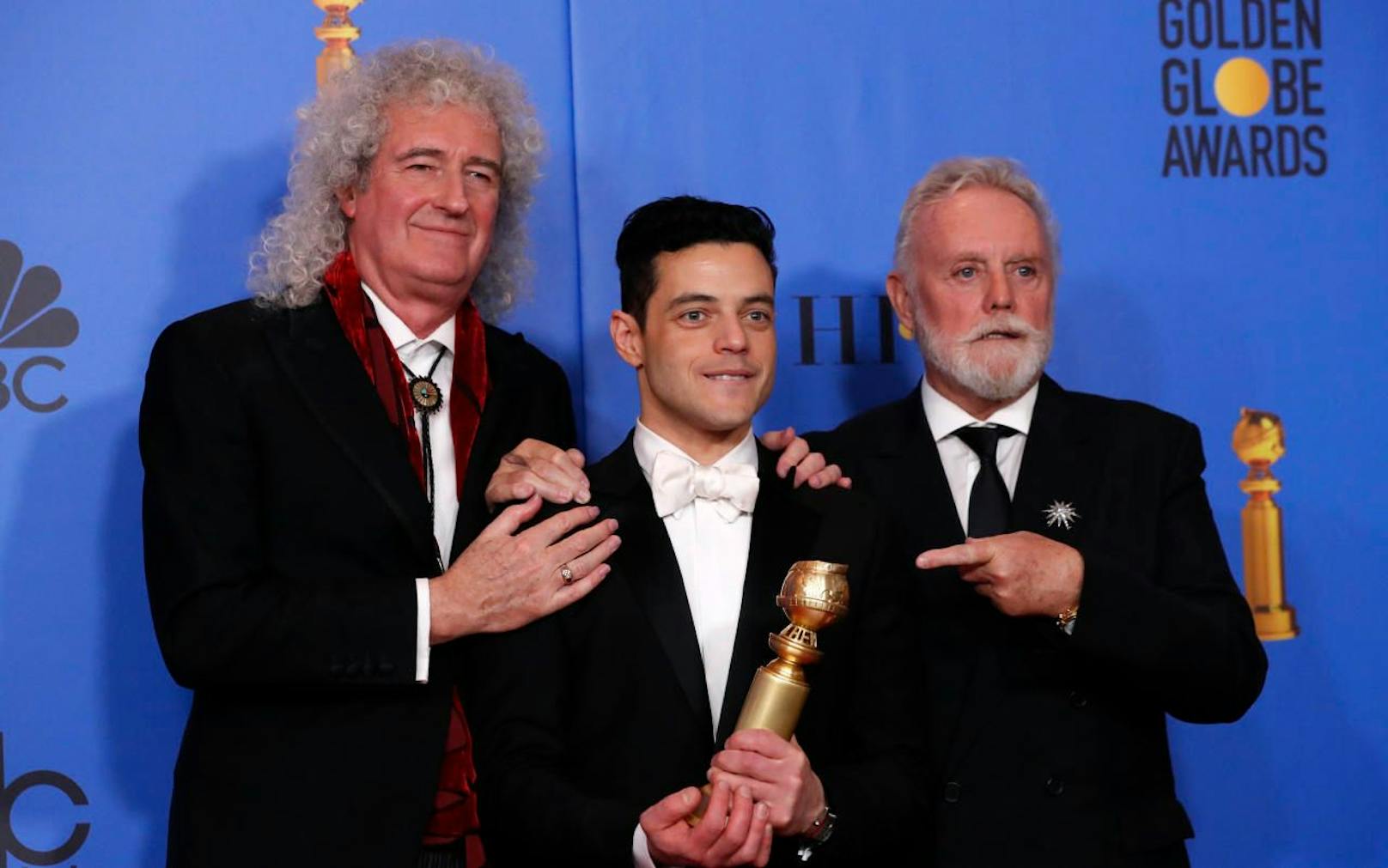 Rami Malek (Mitte) freut sich mit den Queen-Legenden Brian May (links) und Roger Taylor über seinen Golden Globe. 