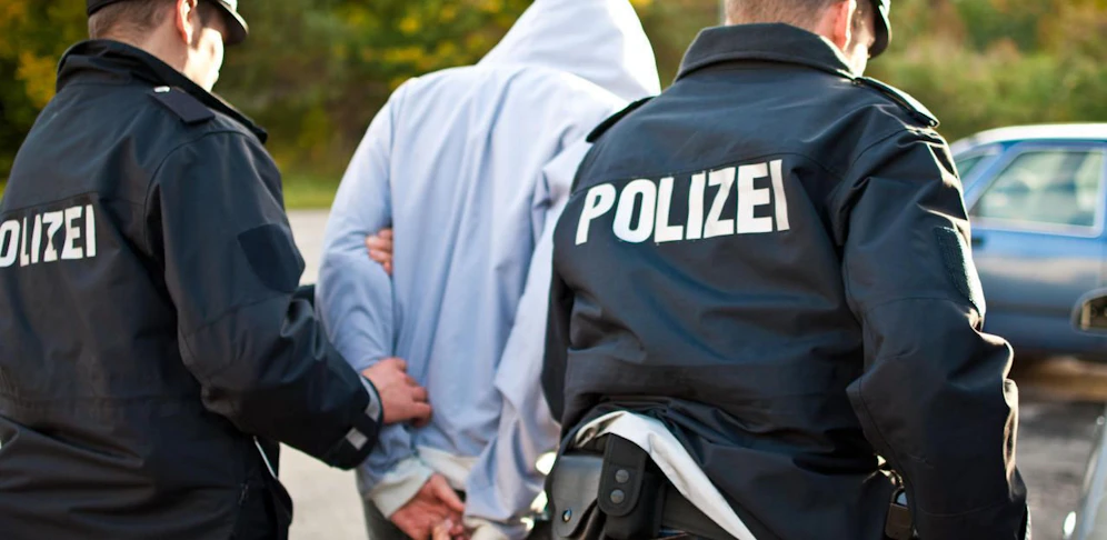 Zwei Beamte wurden bei der Amtshandlung verletzt.