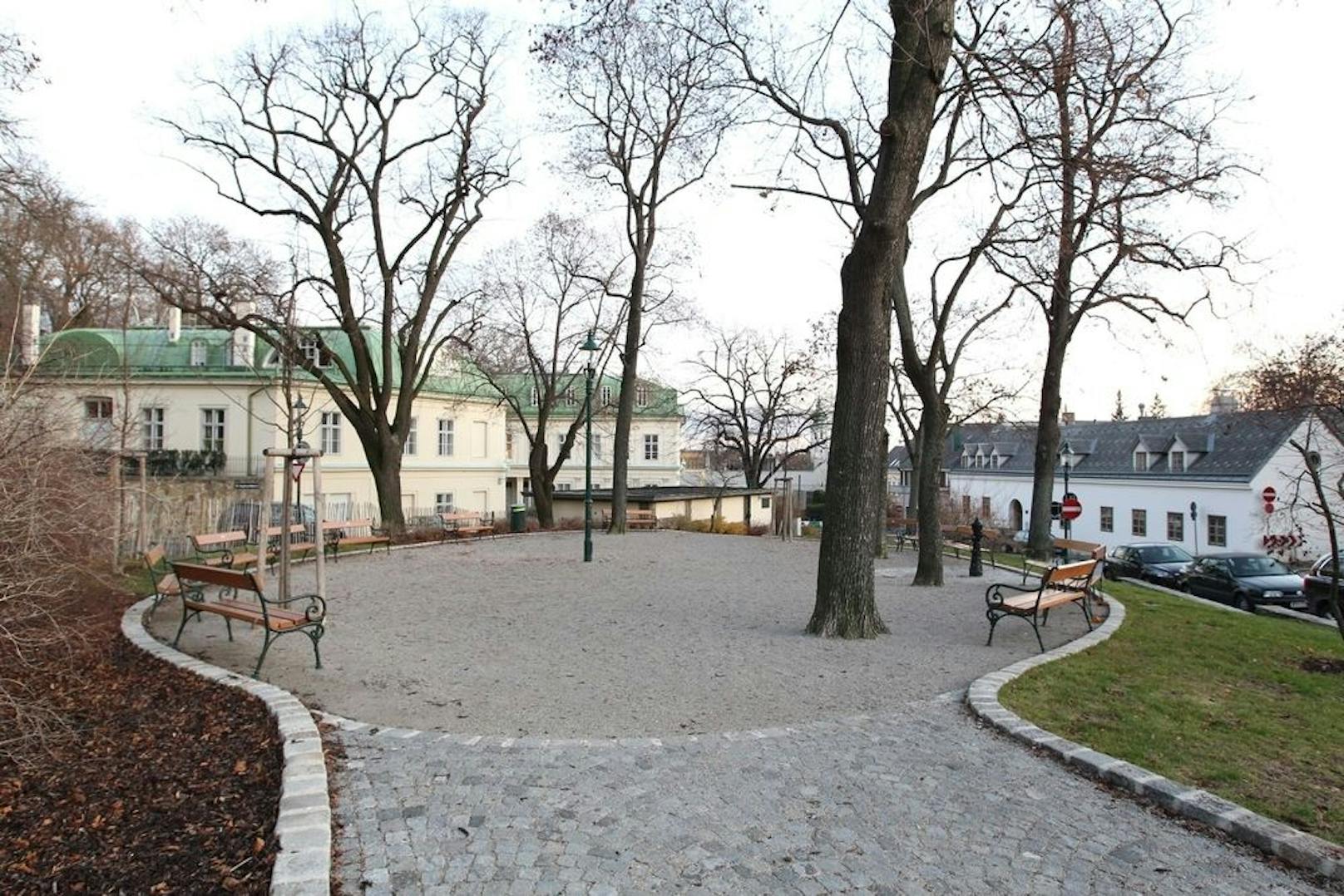 In Grinzing ist ihm ein Peter-Alexander-Platz gewidmet.