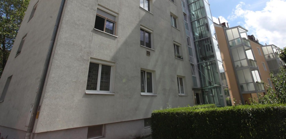 Der Bub (1) fiel aus dem Fenster im ersten Stock.