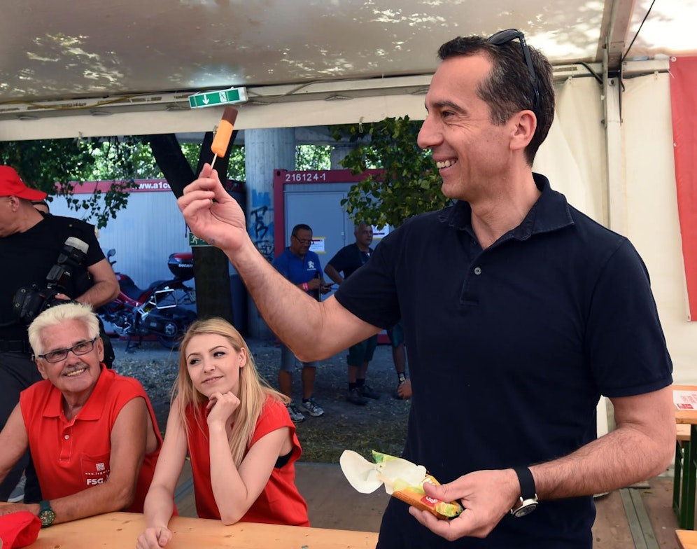 Die orange Twinni-Hälfte schenkte Bundeskanzler Christian Kern bereitwillig her.