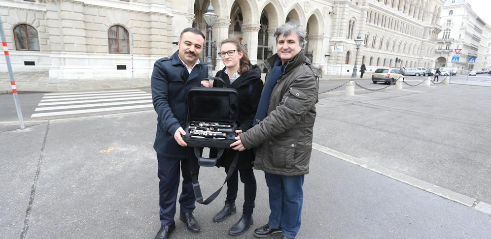 Der ehrliche Finder, Taxler Nuri Y., Anja R. und Osman D. vom Wiener Taxiverein (v.l.).