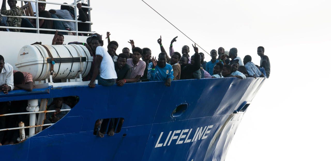 Heute.at - Lifeline hat nach Irrfahrt in Malta angelegt