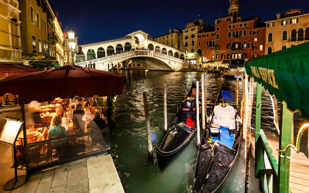 Blick auf die berühmte Rialto-Brücke in Venedig (Archivfoto)