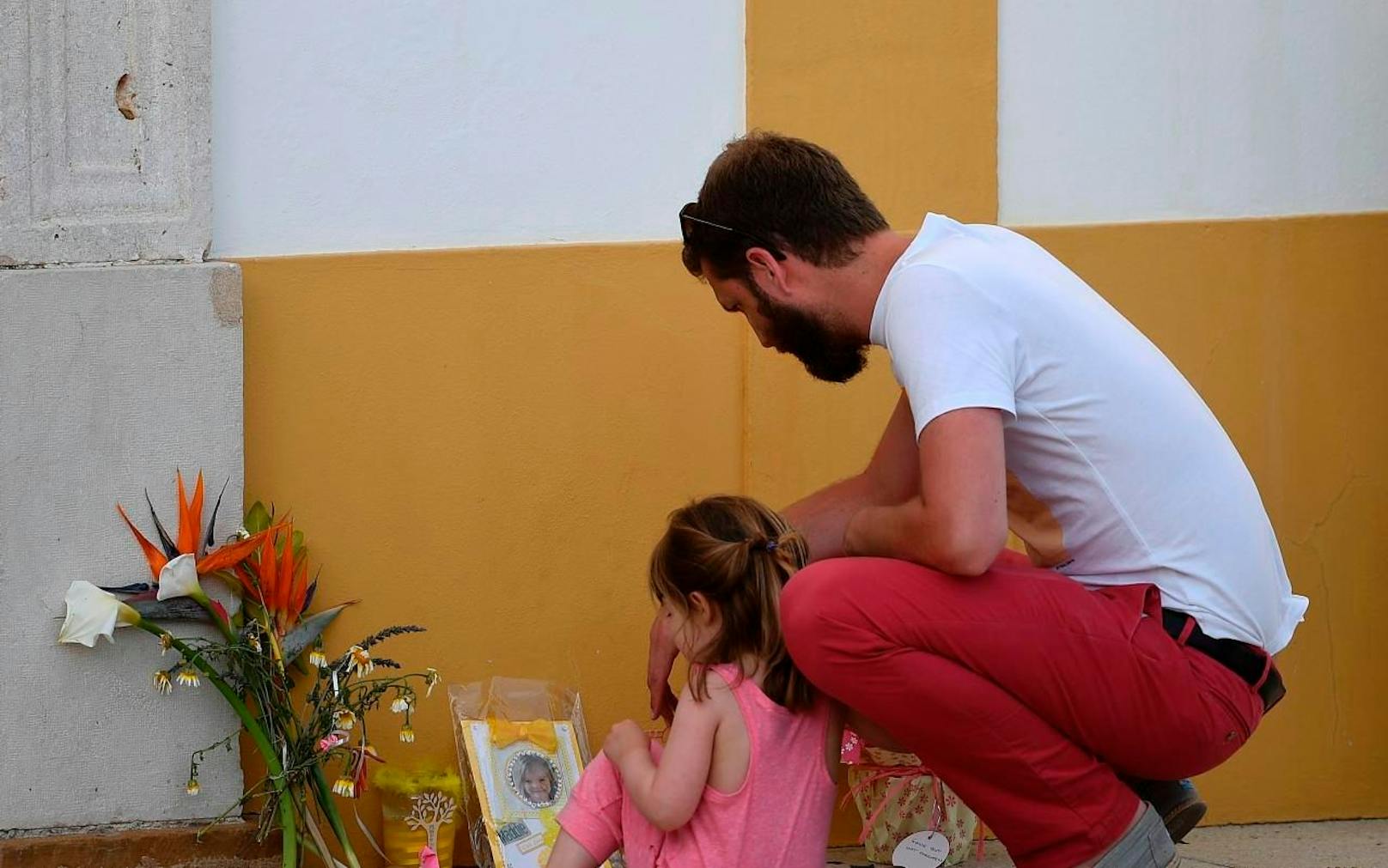 Wird man sie jemals finden? Seit 2007 wird Maddie McCann vermisst. Bewohner von Praia da Luz in Portugal, hier verschwand die kleine Britin, gedenken des armen Mädchens regelmäßig mit Blumen und Kerzen. 