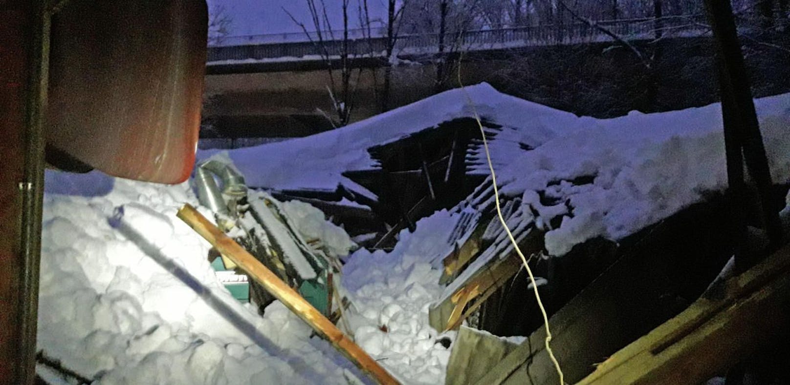 Völlig eingestürzt! Das Dach einer Firma in Bad Goisern gab der Last des Schnees nach. 