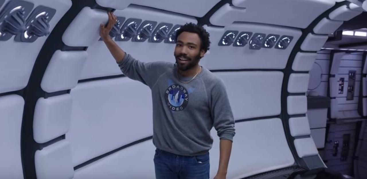 Heute.at - Donald Glover zeigt Fans den Millennium Falcon