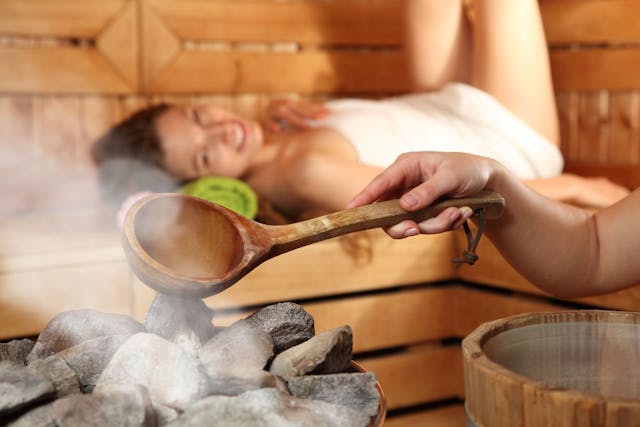 Was darf man in der Sauna tragen? Was darf man in der Sauna tragen?