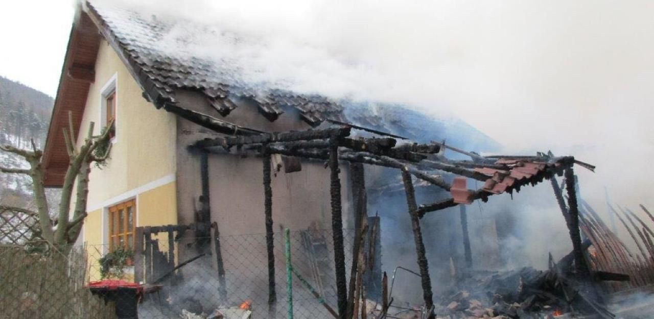 Heute.at - Haus in Flammen: Besitzer rettet sich ins Freie