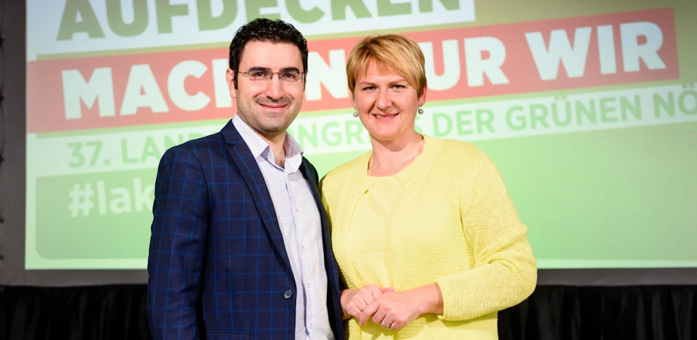 Helga Krismer und Hikmet Arslan nach ihrer Wiederwahl beim Landeskongress. 