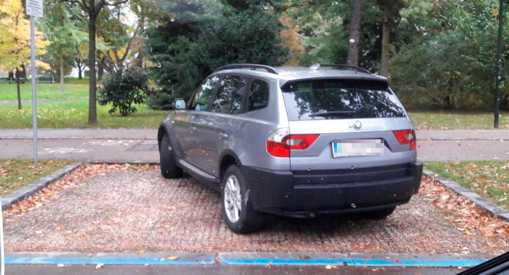 Der Linzer parkte seinen BMW quer über zwei Parkplätze.