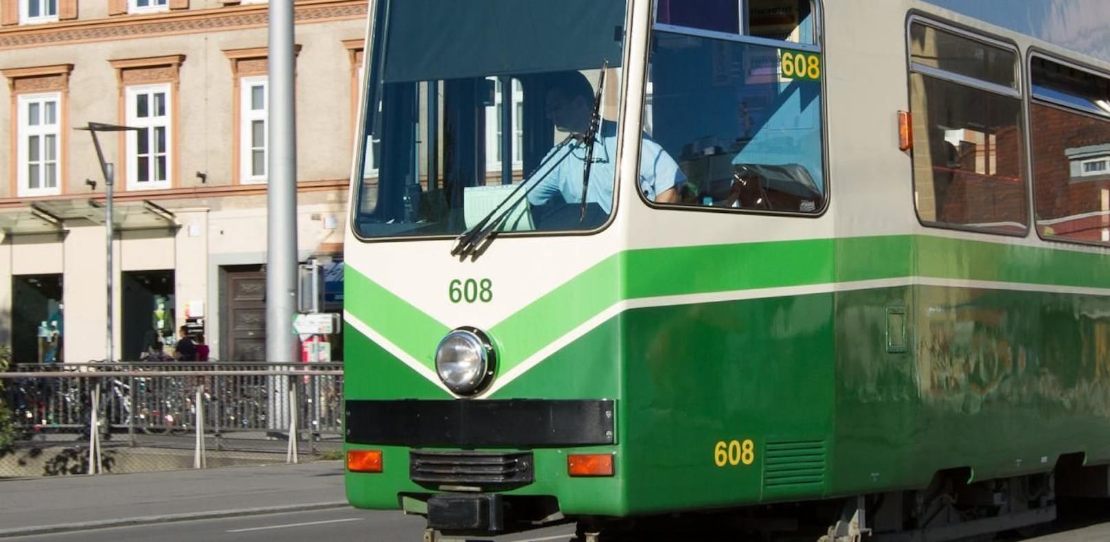 (Symbolfoto): Eine 21-jährige Frau wurde in der Grazer Innenstadt von einer Straßenbahn erfasst und schwer verletzt
