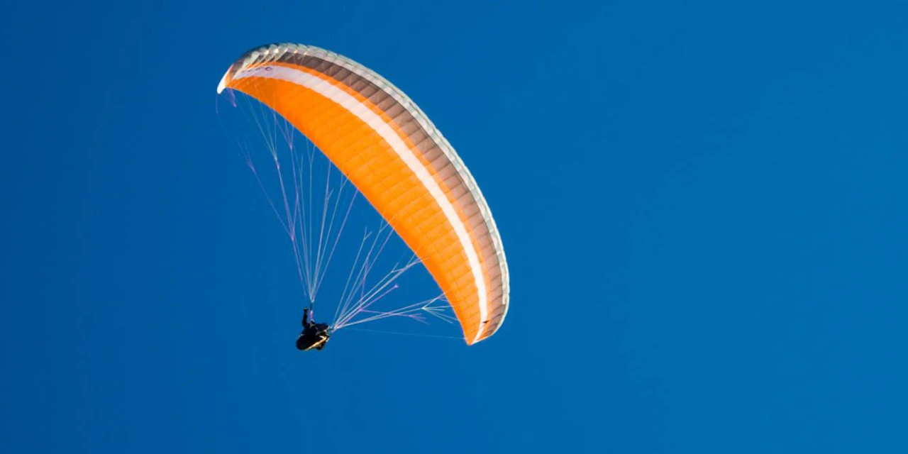 Paragleiter stürzten nach Kollision 70 Meter in  Tiefe - Vimarsana News