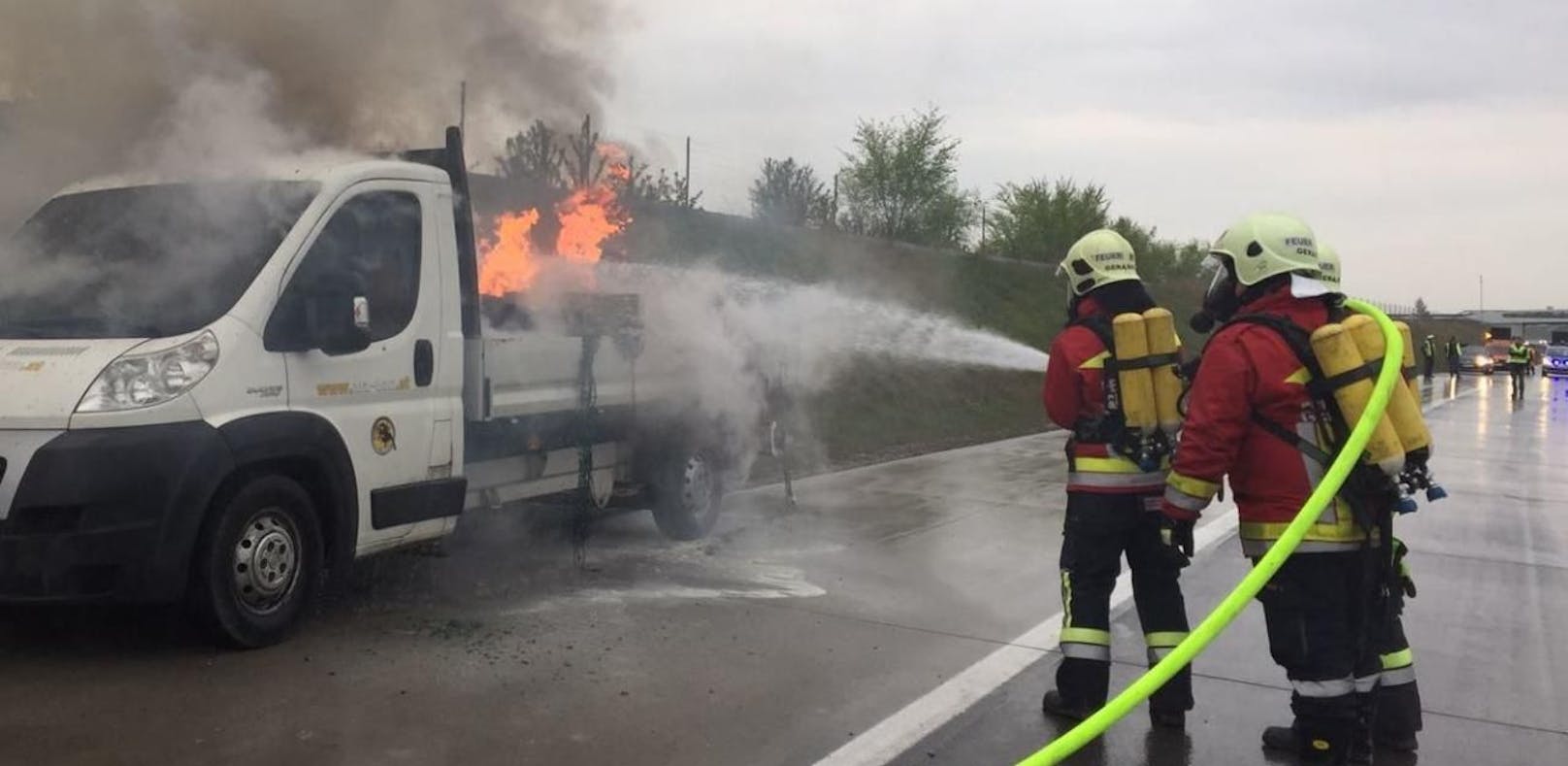 Pritschenwagen stand auf der S1 in Flammen