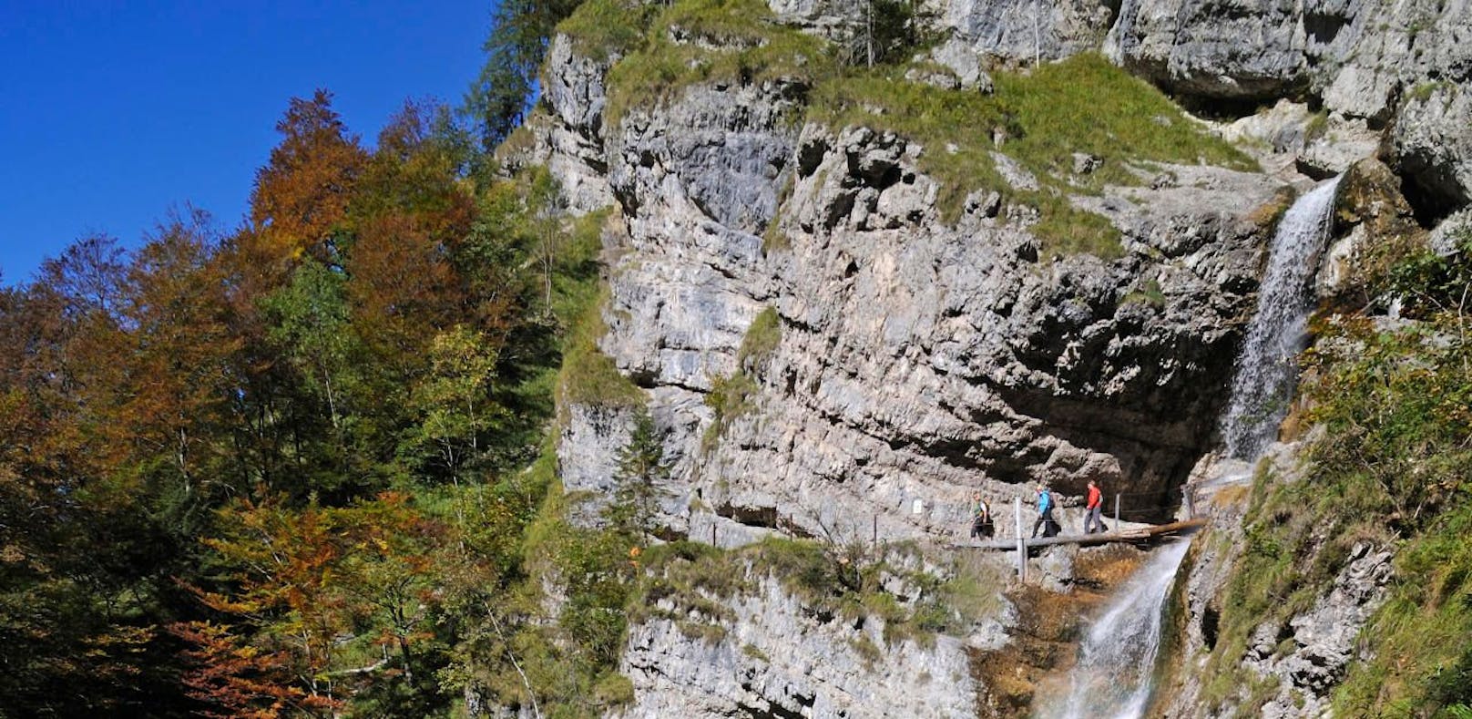 (Symbolfoto): 30 Meter über eine Felswand gestürzt: Der 48-jähriger Deutsche war auf abseits des markierten Weges unterwegs. 