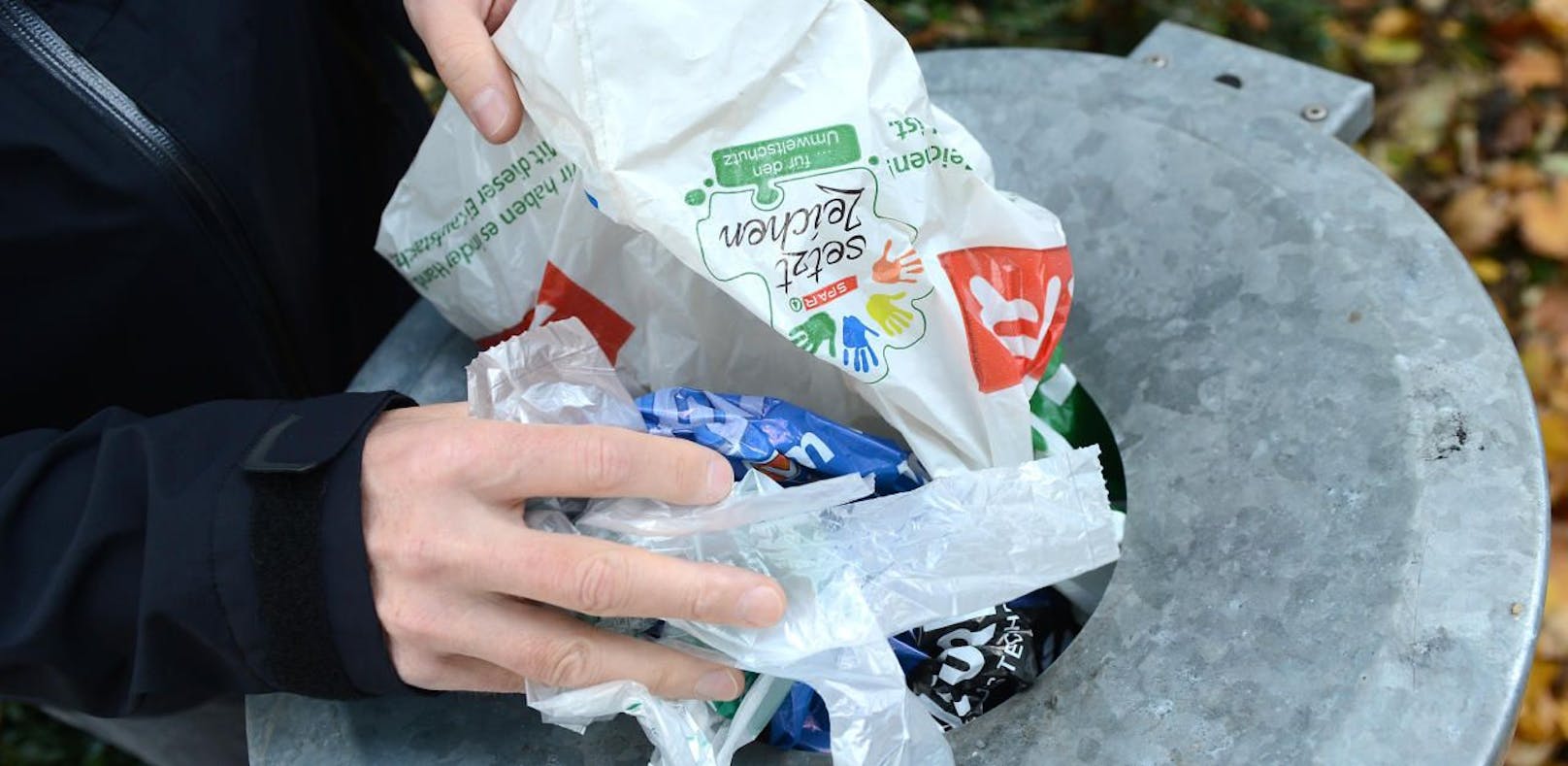 Plastiksackerlverbot im Lebensmittelhandel kommt ab 2020.