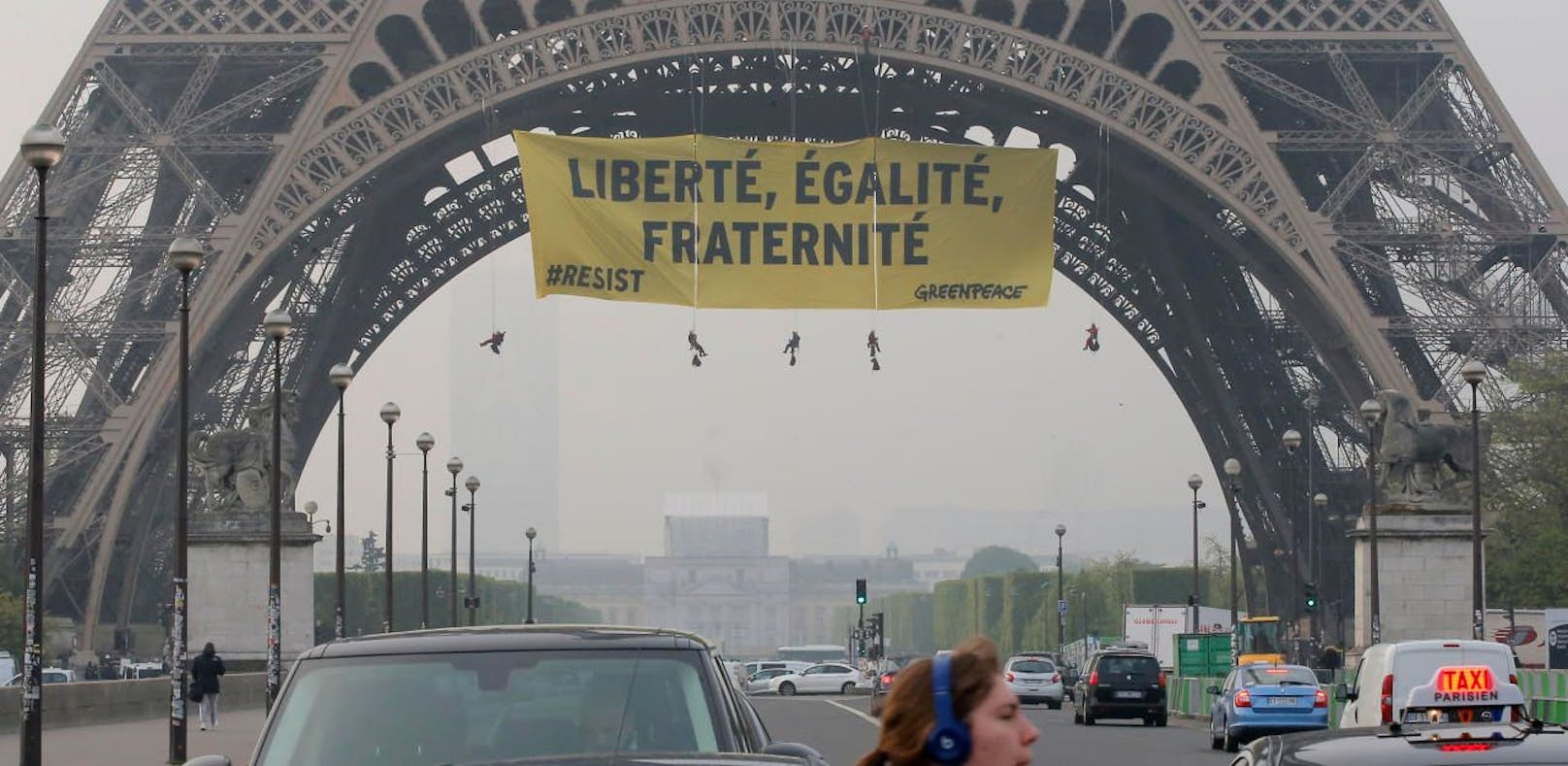 Riesiges Plakat gegen Le Pen am Eiffelturm