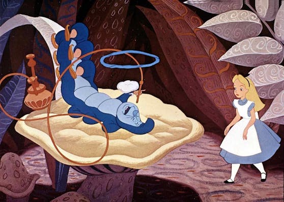 Alice trifft im Wunderland auf eine Raupe, die Wasserpfeife raucht. Archivbild, 1951
