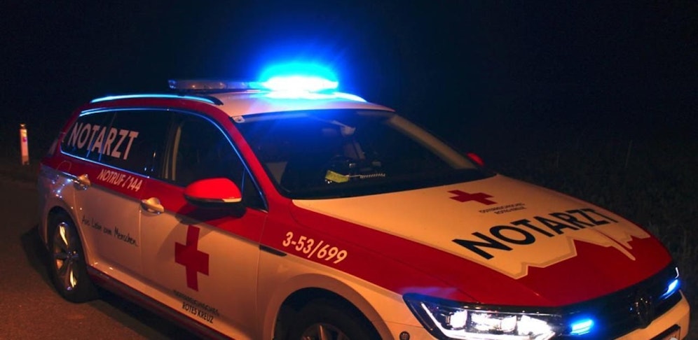 Der Verletzte wurde vom Notarzt erstversorgt und dann ins Spital gebracht. (Symbolfoto)