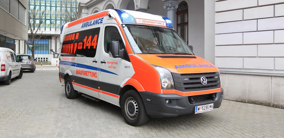 Die Rettung brachte die schwer verletzte 28-Jährige ins Krankenhaus (Symbolfoto).