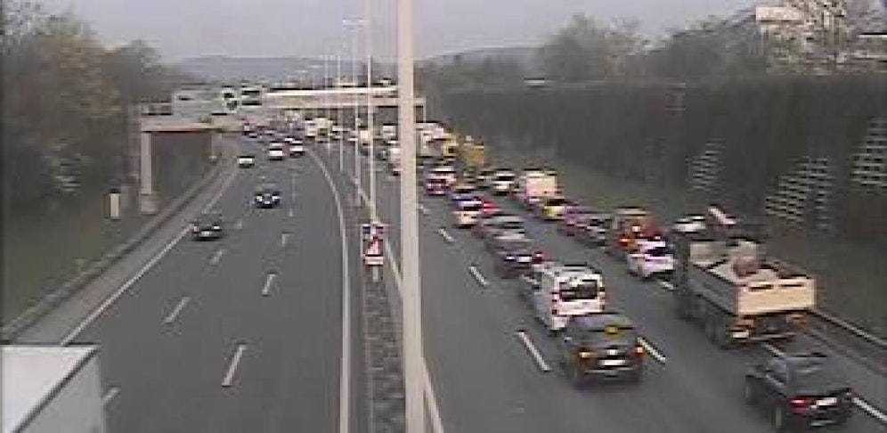 Nach einem Unfall bildete sich ein langer Stau in Fahrtrichtung Süden.