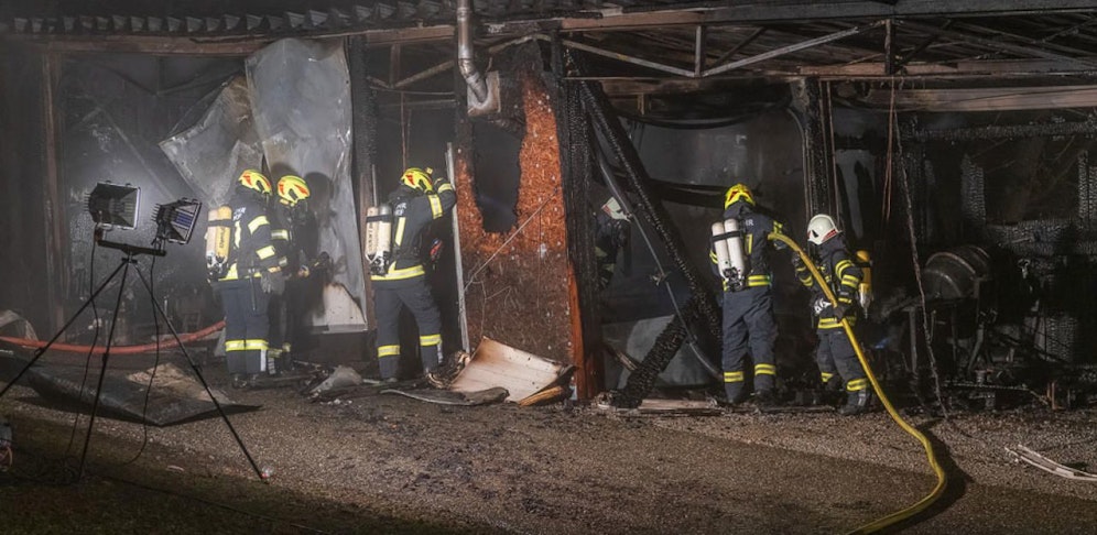 In Feldkirchen an der Donau stand eine Werkstatt in Flammen. Als die Helfer genauer hinschauten, lösten sie Großalarm aus.