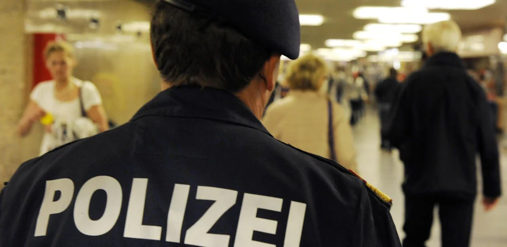 Die 17-Jährige wurde bei der U-Bahnstation Karlsplatz festgenommen. (Symbol)