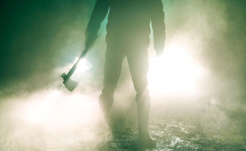 Der Mann griff sein Opfer mit einer Axt an.