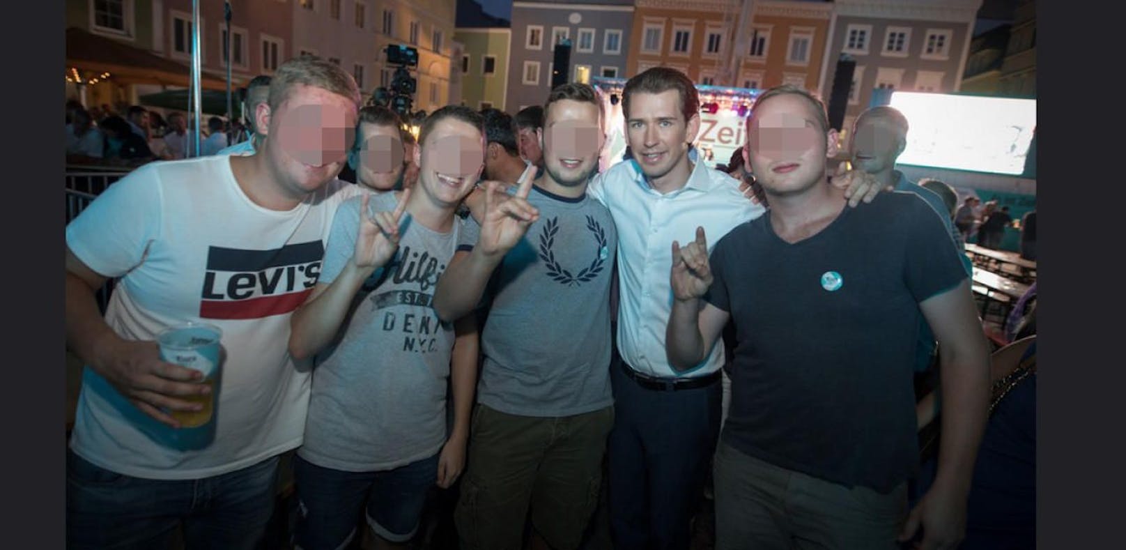 Sebastian Kurz (VP) mit jungen Männer die den &quot;Wolfsgruß&quot; zeigen