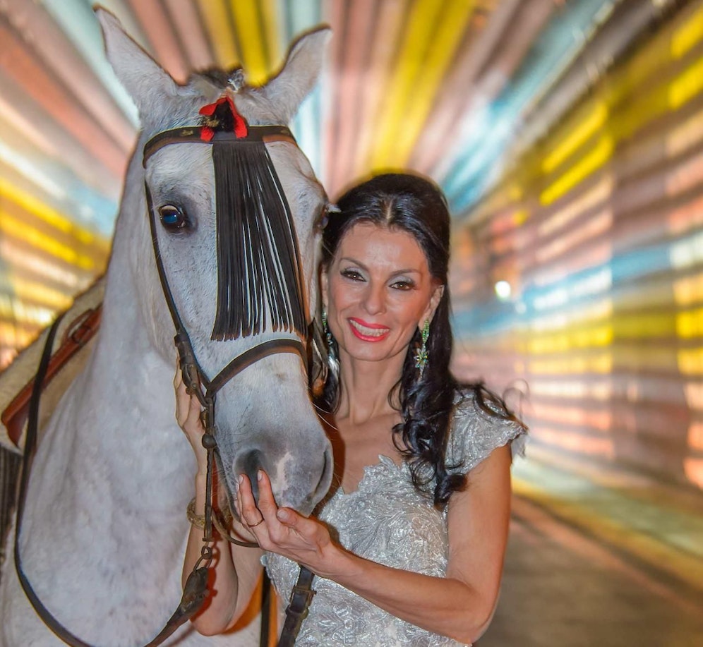 Tierschützerin Sonja Klima mit Lipizzaner. 