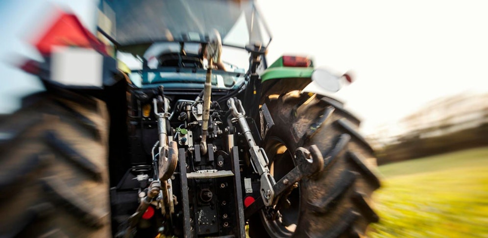 Der Mann wurde vom Traktor überrollt. 