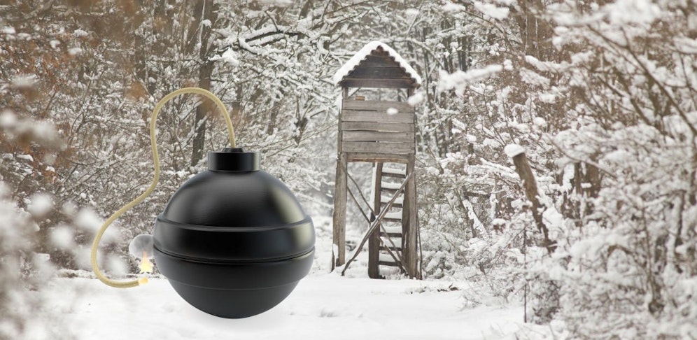 Mit einer Kugelbombe wurde der Hochstand in die Luft gejagt.