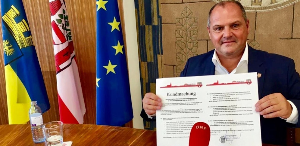 Stolz präsentiert Bürgermeister Alois Schroll das unterzeichnete Bettelverbot für Ybbs. 