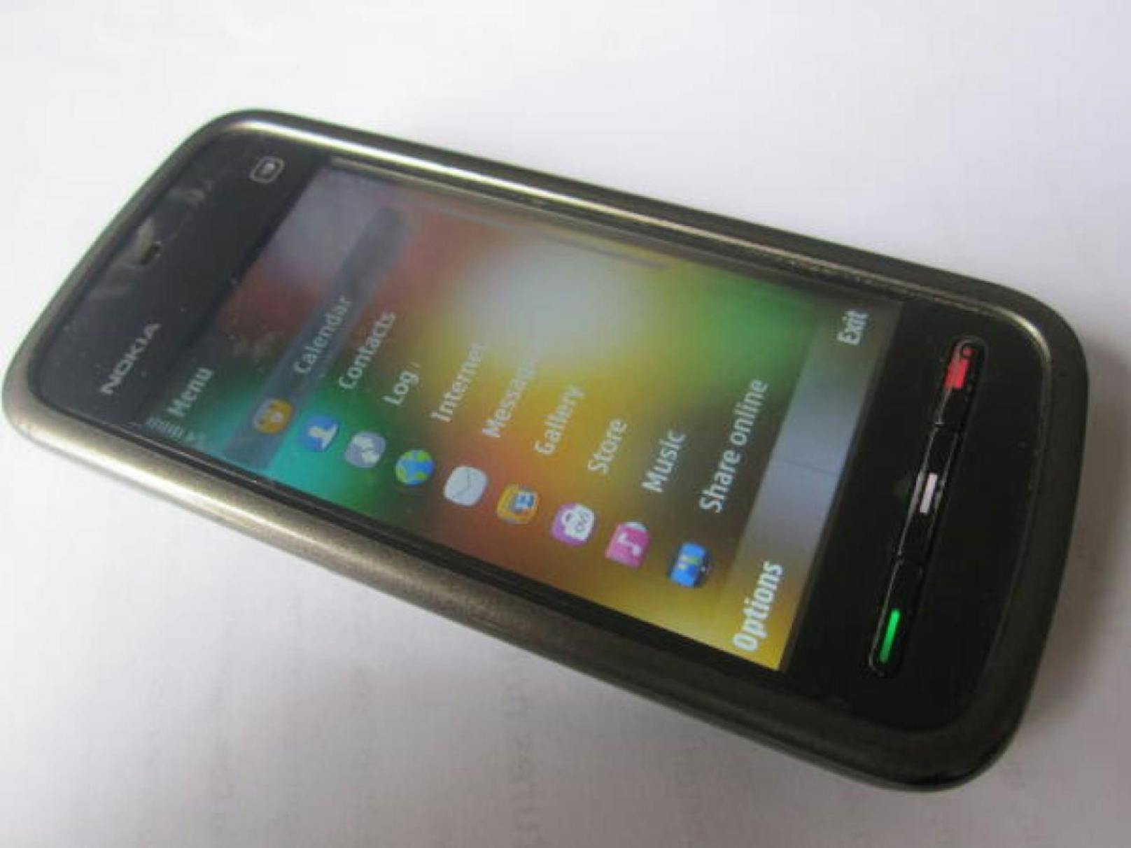 Beim Smartphone soll es sich um ein Nokia 5233 gehandelt haben. Das Modell aus dem Jahr 2010 wird in Indien immer noch verkauft, möglicherweise aber nicht mehr mit allen Originalteilen.