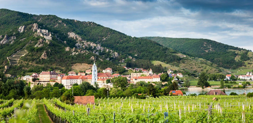 Dürnstein in der Wachau: Das Wochenende bietet einen Mix aus Sonne, Wolken und Regen.