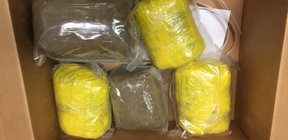 Am Ende hatten die Ermittler ca. 64,5 Kilogramm Marihuana sowie Kokain und Heroin aus dem Verkehr gezogen. (Symbolbild)