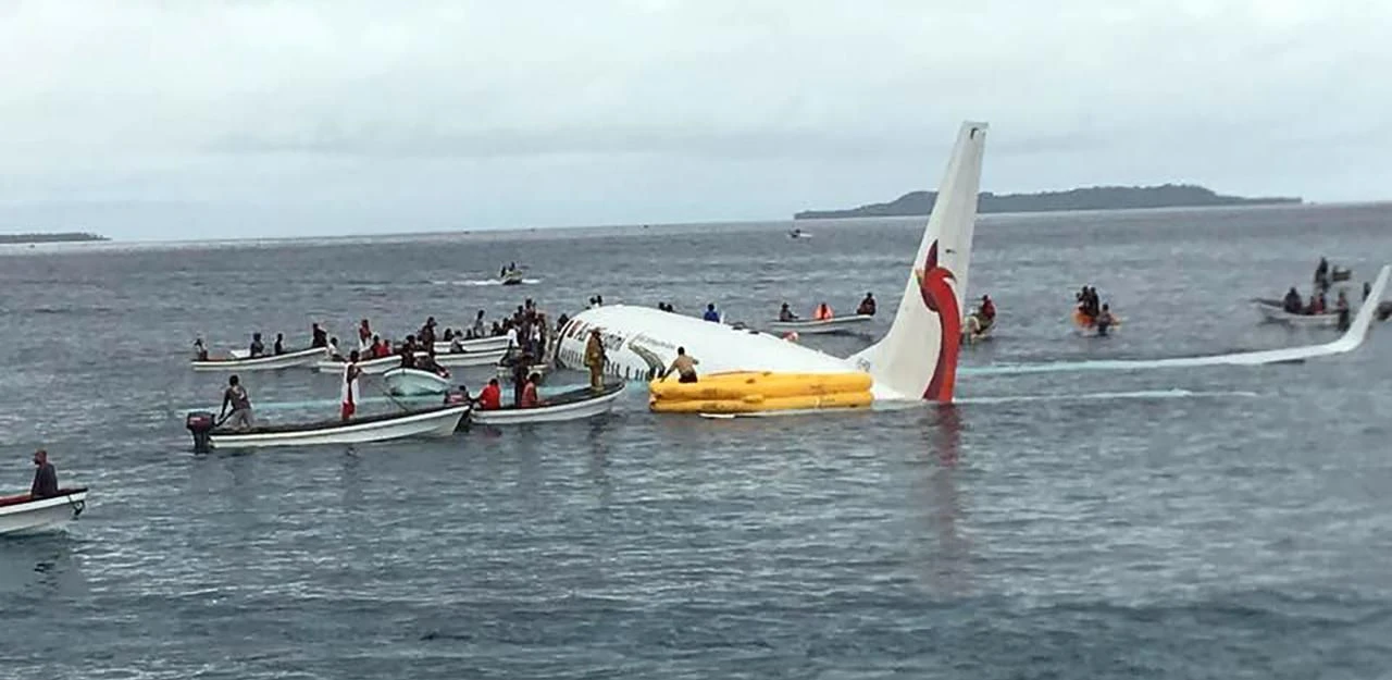 Heute.at - Flugzeug schießt bei Landung über Piste hinaus