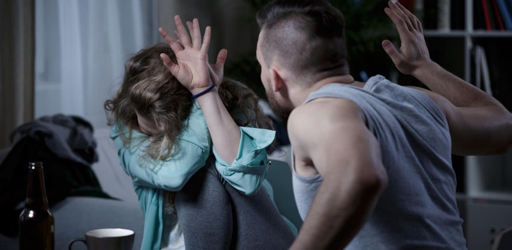 Der Mann schlug auf die 25-Jährige ein und bedrohte sie mit dem Umbringen