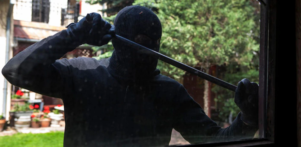 Der 33-Jährige wurde von einer Anrainerin im Garten entdeckt, die Frau rief umgehend die Polizei.