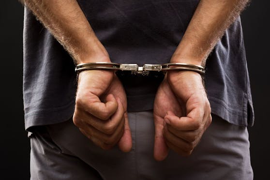 Der Randalierer musste schließlich festgenommen werden.