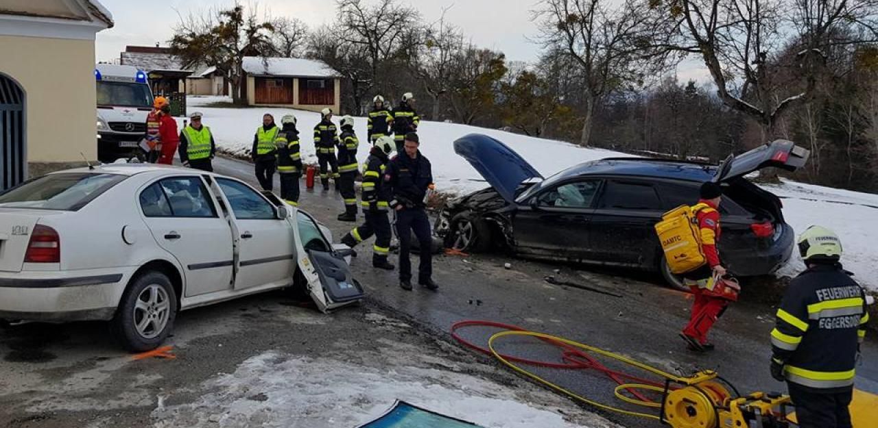 Heute.at - Zwei Familien bei Crash teils schwer verletzt