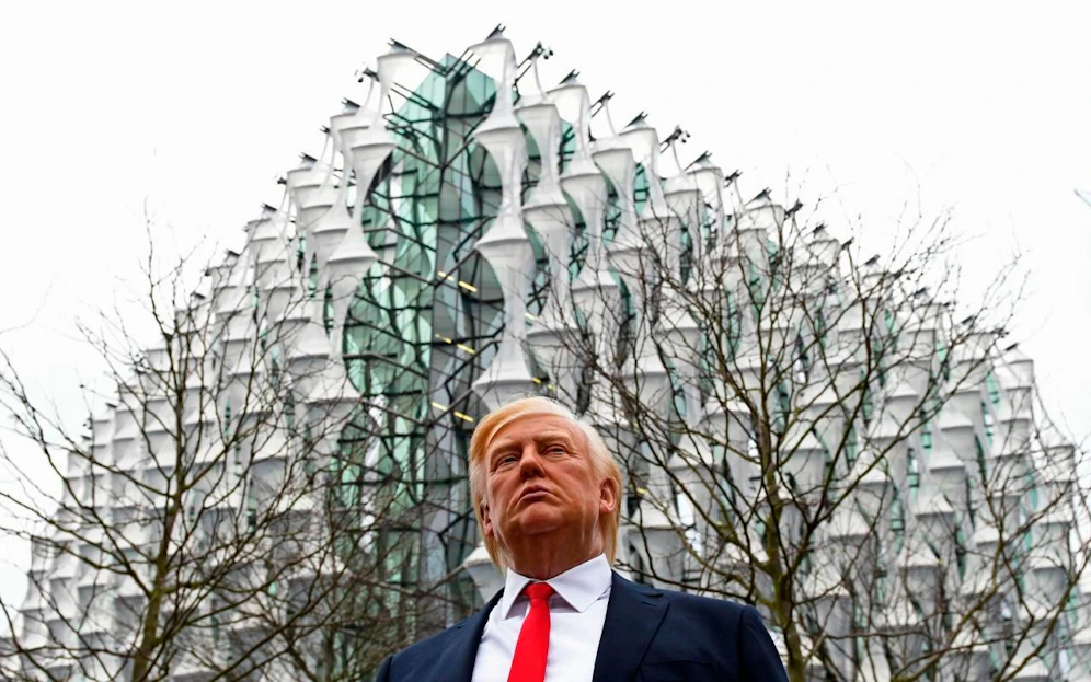 Nur seine Wachsfigur wird in London sein! Der echte Donald Trump will die neue US-Botschaft (Hintergrund) nicht einweihen. 