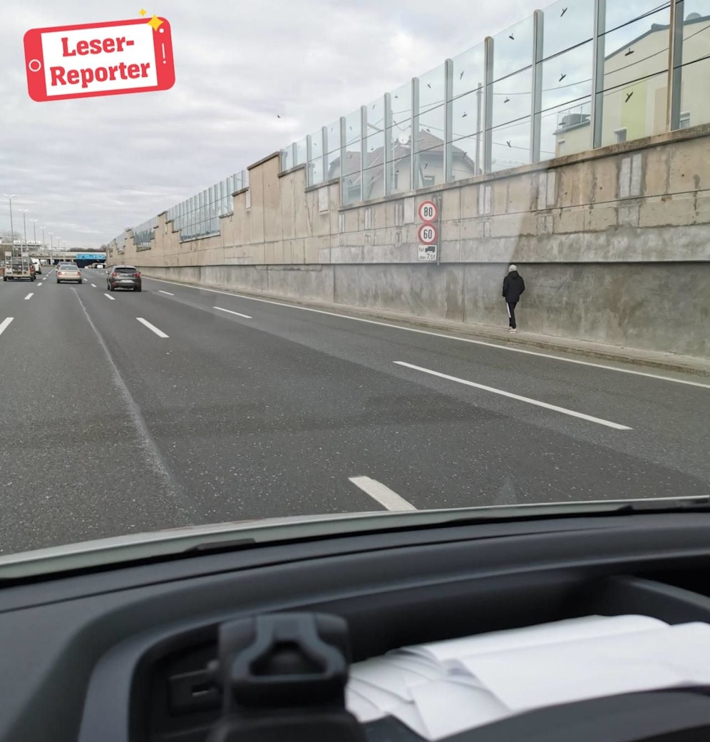 Fußgänger auf der A22 nach dem Kaisermühlentunnel Richtung Praha.