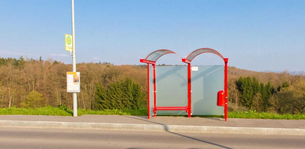 Der Mann sprach das Mäderl bei einer Bushaltestelle in Hart an. (Symbolbild)