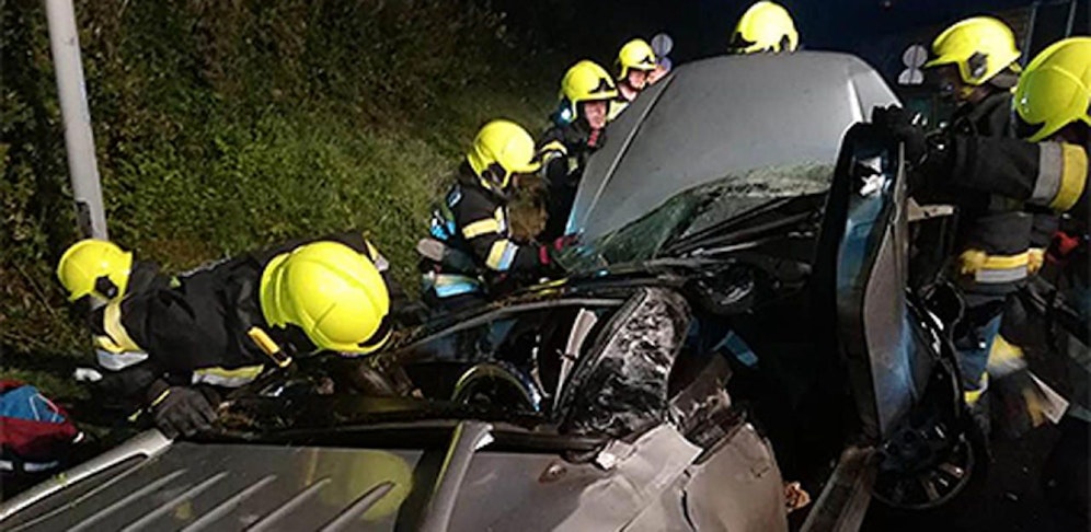 Der Lenker wurde in seinem Fahrzeug eingeklemmt.