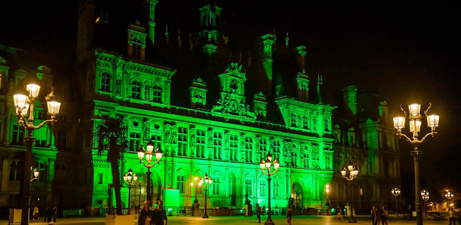 Das Pariser Rathaus wurde aus Protest grün erleuchtet.