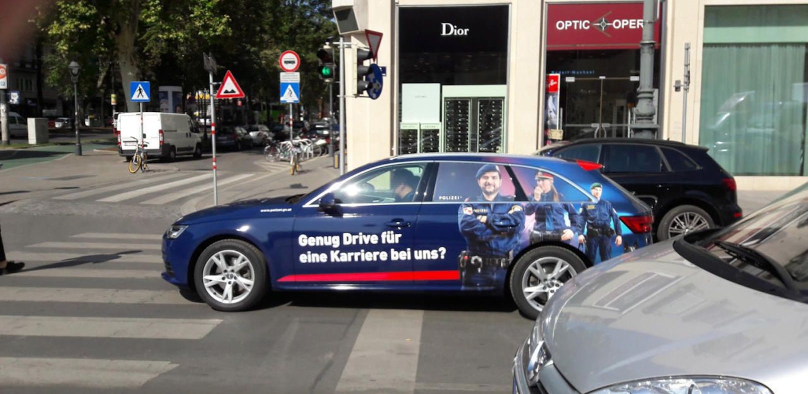 Erwischt: Auto mit Polizei-Aufdruck fuhr am Wiener Opernring über die Haltelinie hinaus.