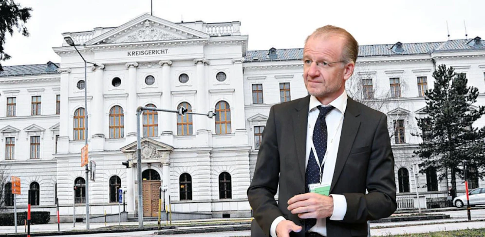 Anwalt Ernst Schillhammer und das Gericht in Wr. Neustadt im Hintergrund