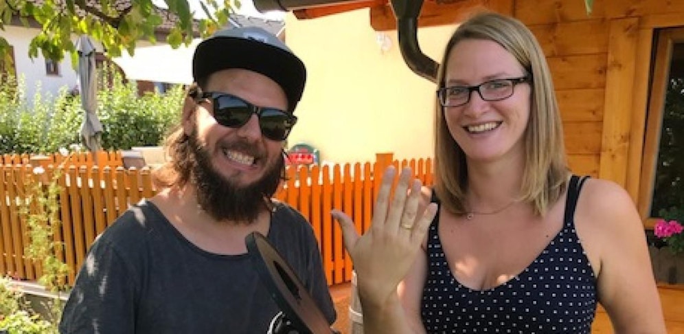 Daniela Felbermayer aus Oeynhausen mit Friseurmeister Andy Graffy und dem Ring.