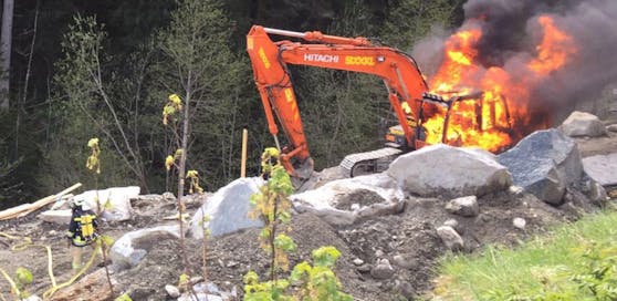 Hier brennt der 25-Tonnen-Bagger ab.